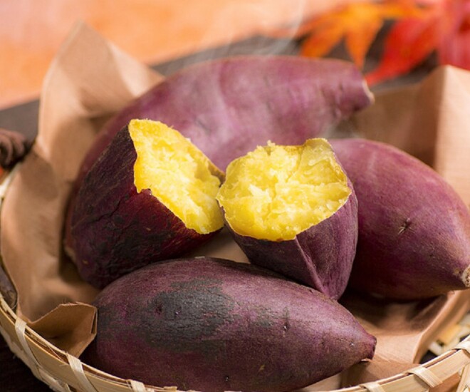 Khoai lang giàu beta-carotene, tiền chất vitamin A giúp duy trì làn da khỏe mạnh. Bổ sung khoai lang vào thực đơn còn cung cấp chất xơ, hỗ trợ tiêu hóa và góp phần xây dựng chế độ ăn uống cân bằng mỗi ngày.