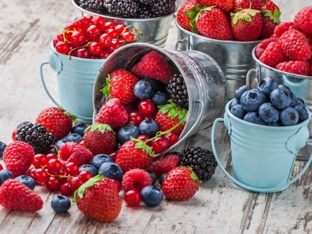 Dâu tây, việt quất hay mâm xôi chứa vitamin C và nhiều hợp chất chống oxy hóa. Bổ sung những loại quả này giúp tăng cường dưỡng chất cho cơ thể, đồng thời tạo nên món ăn nhẹ ngon miệng, phù hợp với chế độ ăn uống đa dạng.
