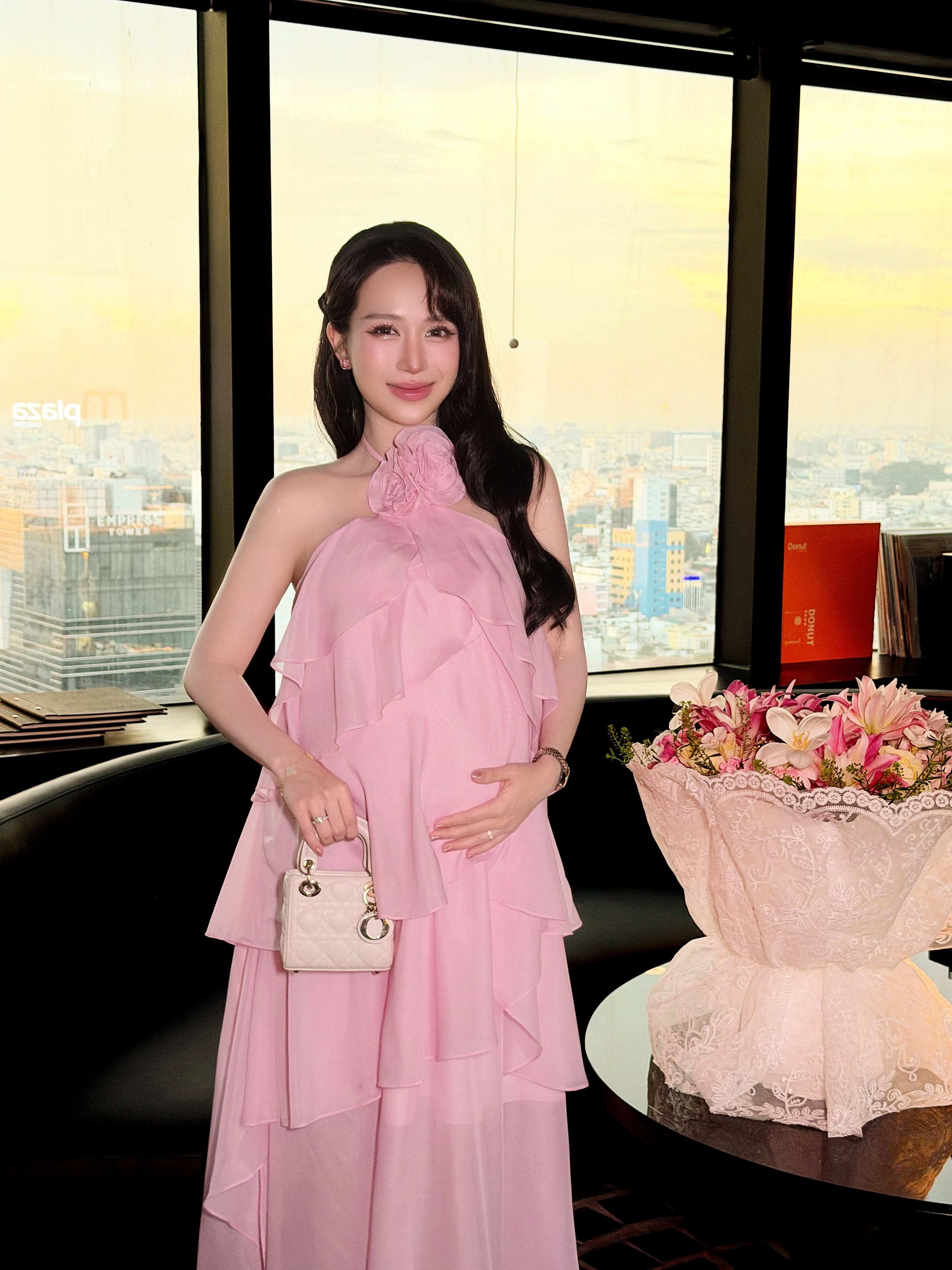 Tiểu thư Sài thành diện áo tắm khoe bụng bầu vượt mặt, ở biệt thự bề thế, chồng thiếu gia chiều như amp;#34;công chúaamp;#34; - 8