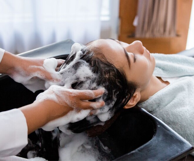 Gội đầu nhẹ nhàng, massage bằng đầu ngón tay và dùng khăn mềm thấm tóc sau khi gội giúp hạn chế tổn thương, giảm tình trạng tóc gãy rụng.