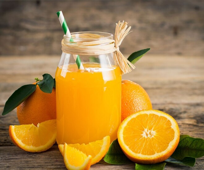 Nước cam giàu vitamin C, hỗ trợ quá trình sản sinh collagen, đồng thời có vị chua ngọt dễ uống, giúp chị em chăm da từ bên trong.