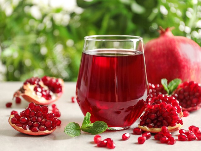 Nước lựu giàu chất chống oxy hóa, vị chua ngọt bắt miệng, phù hợp với chị em muốn bổ sung thức uống vừa ngon vừa có lợi cho làn da.