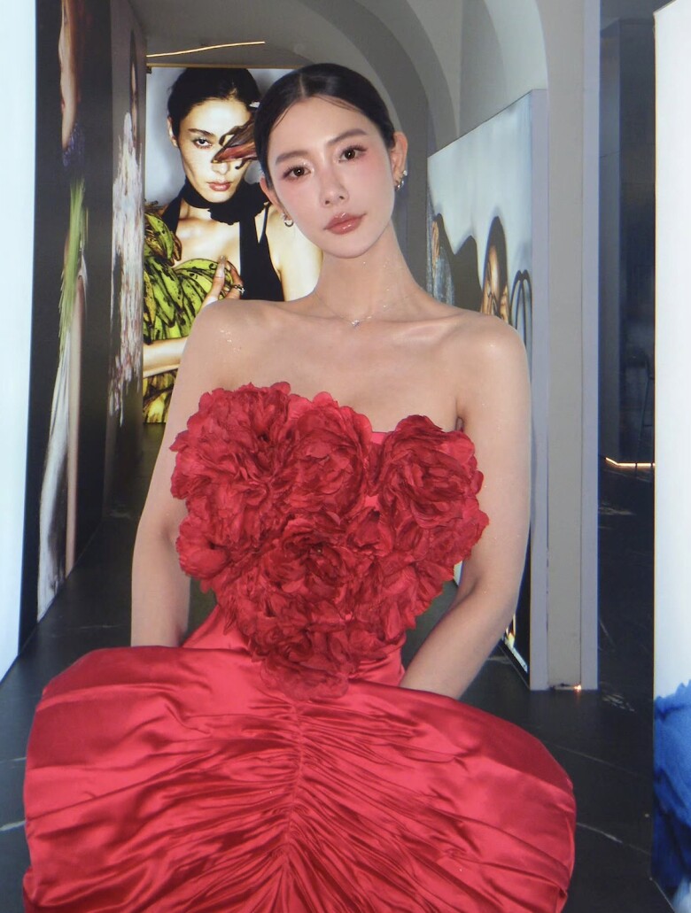 Năm 2014, Clara Lee từng được bình chọn là phụ nữ đẹp thứ 2 thế giới. Ở tuổi 41, nhan sắc đẹp bất chấp tuổi tác của mỹ nhân 8X khiến dân tình không khỏi xuýt xoa.