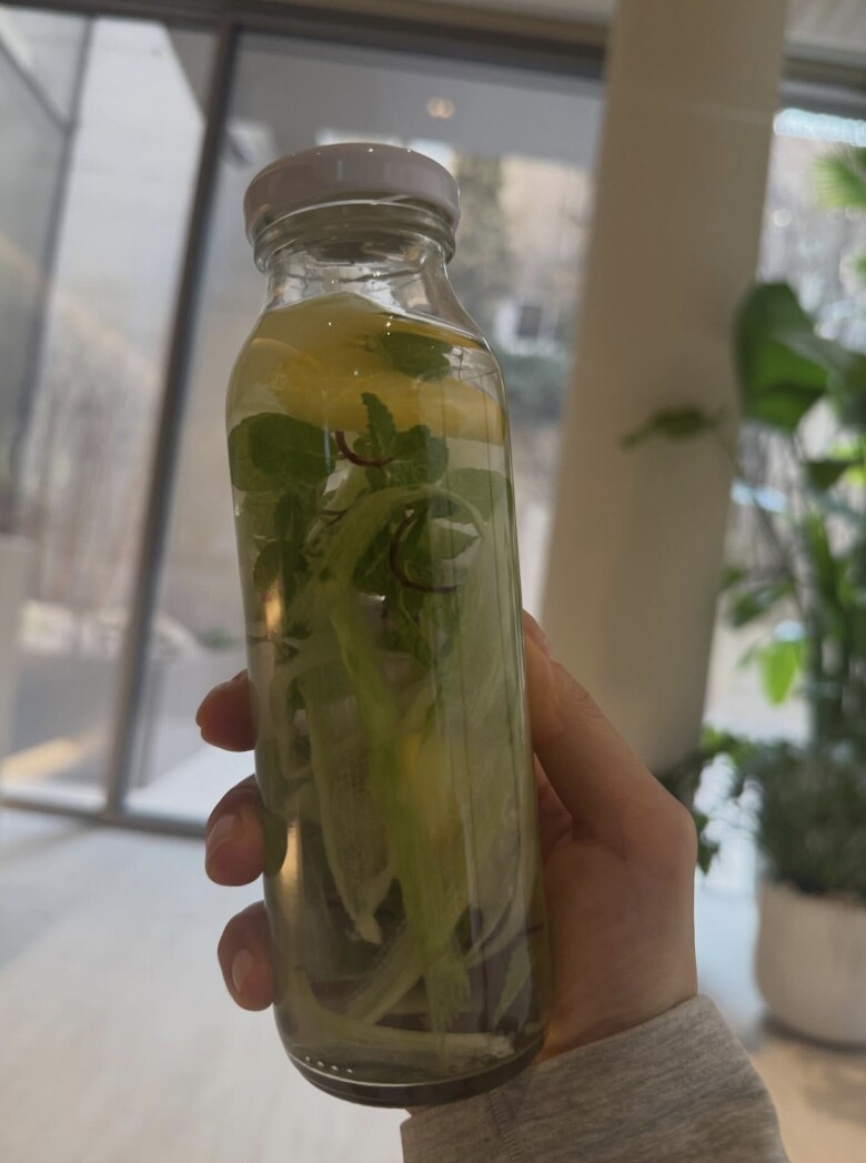 Một trong những thức uống được Son Na Eun yêu thích chính là detox chanh và dưa chuột.
