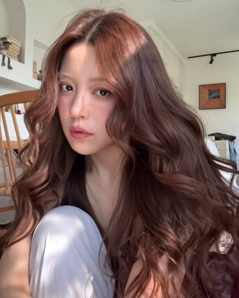 Nâu đỏ trầm dành cho chị em yêu thích vẻ ngoài quyến rũ nhưng không quá phô trương. Ánh đỏ thấp thoáng trên nền nâu tạo chiều sâu cho mái tóc, giúp diện mạo thêm cuốn hút mà vẫn giữ được nét đằm thắm ở tuổi 40+.