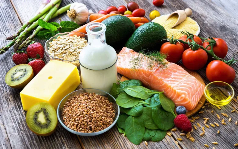 Bổ sung protein, sắt và các vitamin qua thực đơn đa dạng với trứng, cá, thịt nạc, rau xanh giúp cung cấp dưỡng chất cần thiết cho mái tóc.