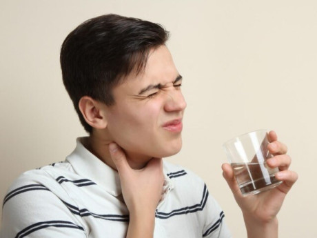 Viêm họng do virus và vi khuẩn khác nhau thế nào?