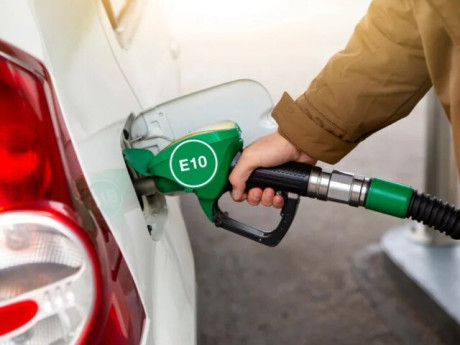 Giá xăng E10 giảm về sát 27.000 đồng một lít