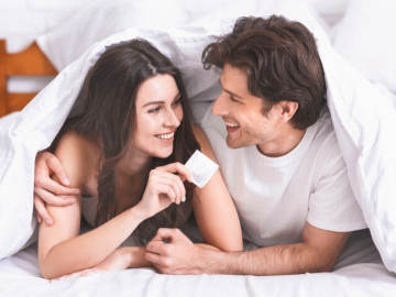 Sức khỏe - Dùng bao cao su thế nào khi làm “chuyện ấy”? Đây là cách dùng đúng nhưng nhiều cặp đôi hay sai từ bước đầu tiên