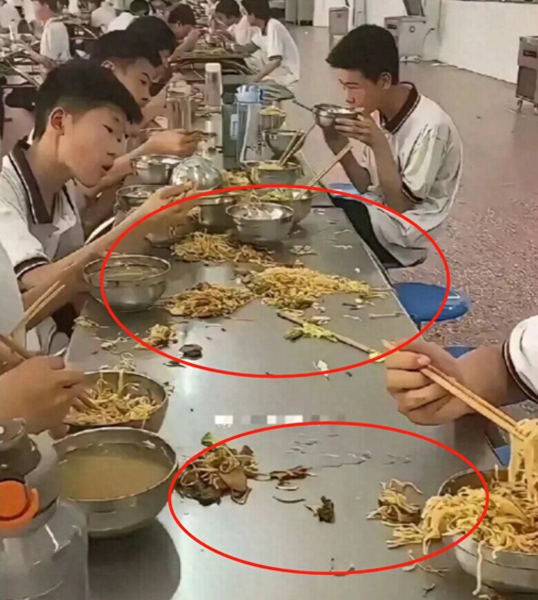 Bức ảnh học sinh cấp 2 ăn trưa ở căn tin trường khiến phụ huynh sửng sốt: Nhìn kỹ mới thấy điều bất thường - 1