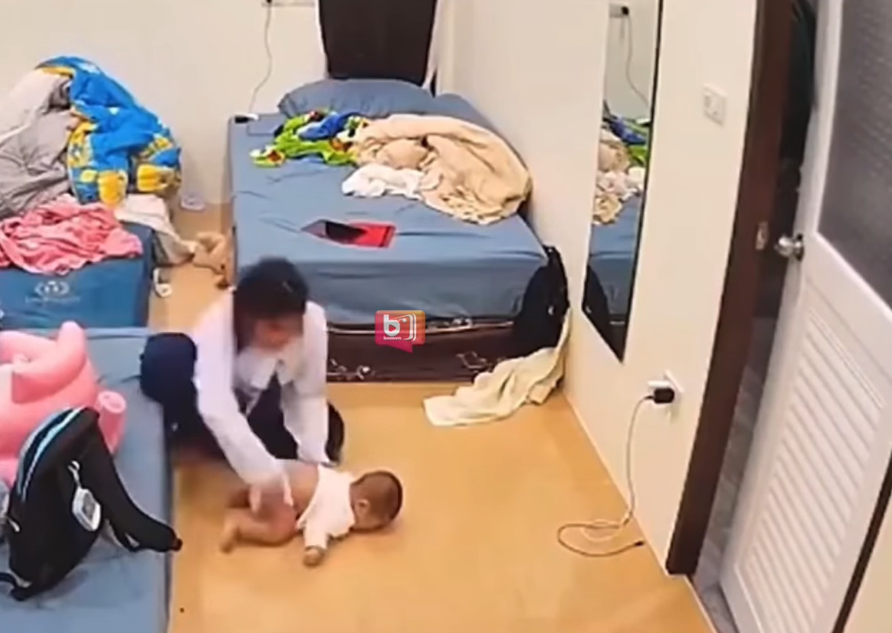 Chị gái làm em sơ sinh ngã úp mặt xuống đất, người mẹ phát hiện liền có phản ứng khiến ai nấy nín lặng - 1