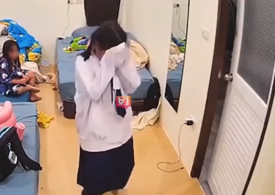 Chị gái sợ hãi bật khóc khi làm em ngã.