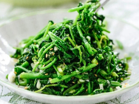 Loại rau tốt trên thế giới đạt 100 điểm tuyệt đối ở Việt Nam lại rẻ bèo, mọc đầy ao ruộng, giàu canxi cho trẻ