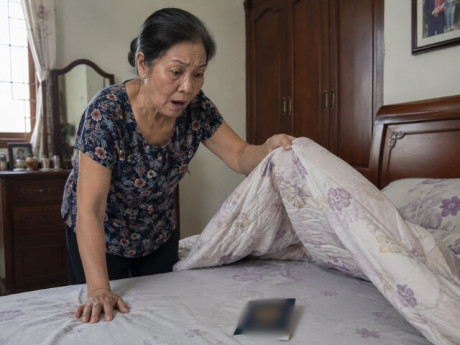 Anh trai đưa vợ tương lai về ngủ lại, hôm sau mẹ dọn dẹp thấy thứ trên giường mà mặt cắt không còn giọt máu
