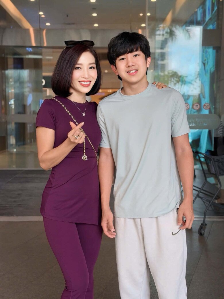 Cả 3 con gồm con chung và con riêng của Thu Hương đều sở hữu ngoại hình điển trai, giỏi giang.