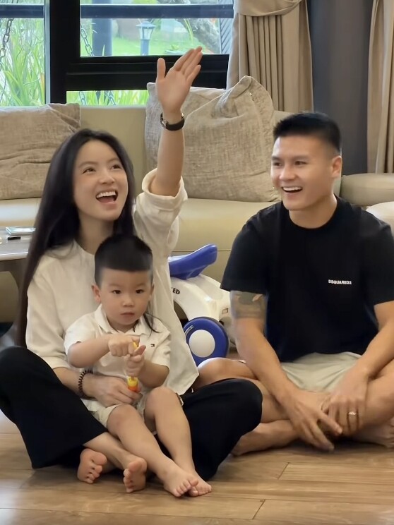 Học trường quốc tế 100 triệu/năm, con trai Quang Hải được bố mẹ đưa đi dã ngoại, Chu Thanh Huyền được khen giản dị vẫn xinh - 2