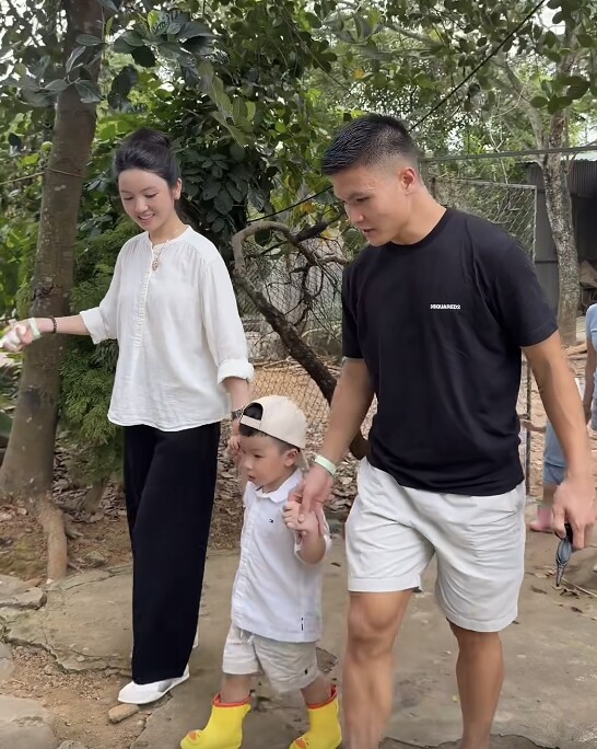 Học trường quốc tế 100 triệu/năm, con trai Quang Hải được bố mẹ đưa đi dã ngoại, Chu Thanh Huyền được khen giản dị vẫn xinh - 3