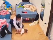 Yêu con - Chị gái làm em sơ sinh ngã úp mặt xuống đất, người mẹ phát hiện liền có phản ứng khiến ai nấy nín lặng