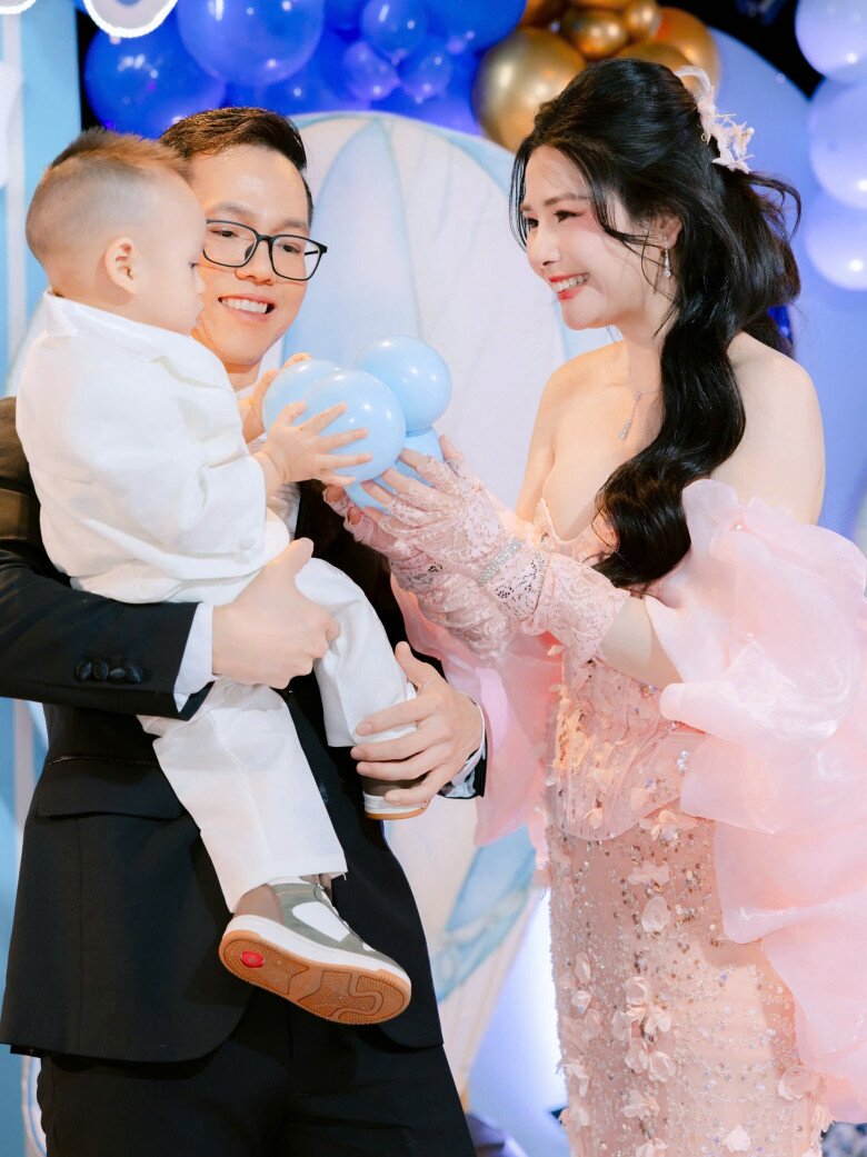 Người đẹp Hải Phòng làm mẹ đơn thân phải lòng chàng Việt kiều ở lớp học, đưa con riêng sang Đức sống hạnh phúc - 6
