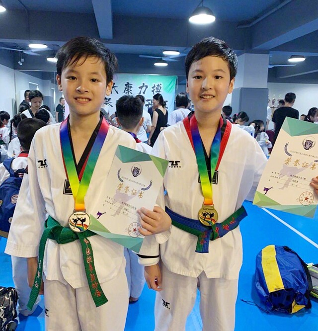 Nữ diễn viên xinh đẹp lộ sổ chi tiêu 3,5 tỷ cho con cưỡi ngựa, học hát mỗi năm, nhìn hai con 1m8 mà giật mình - 1