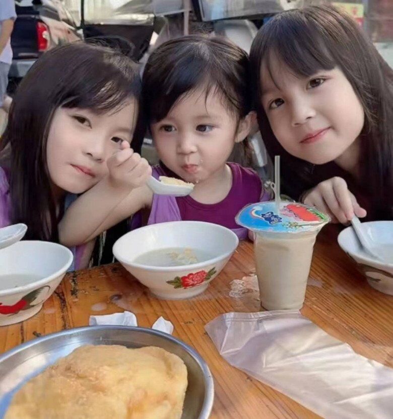 Mỗi lần ra đường, các bé đều gây chú ý.