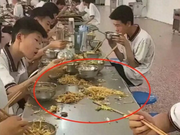 Yêu con - Bức ảnh học sinh cấp 2 ăn trưa ở căn tin trường khiến phụ huynh sửng sốt: Nhìn kỹ mới thấy điều bất thường