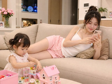Yêu con - Bỏ 20 triệu/tháng thuê giúp việc nhưng cô ta suốt ngày bấm điện thoại, mua đồ online, đuổi việc xong tôi rất hối hận