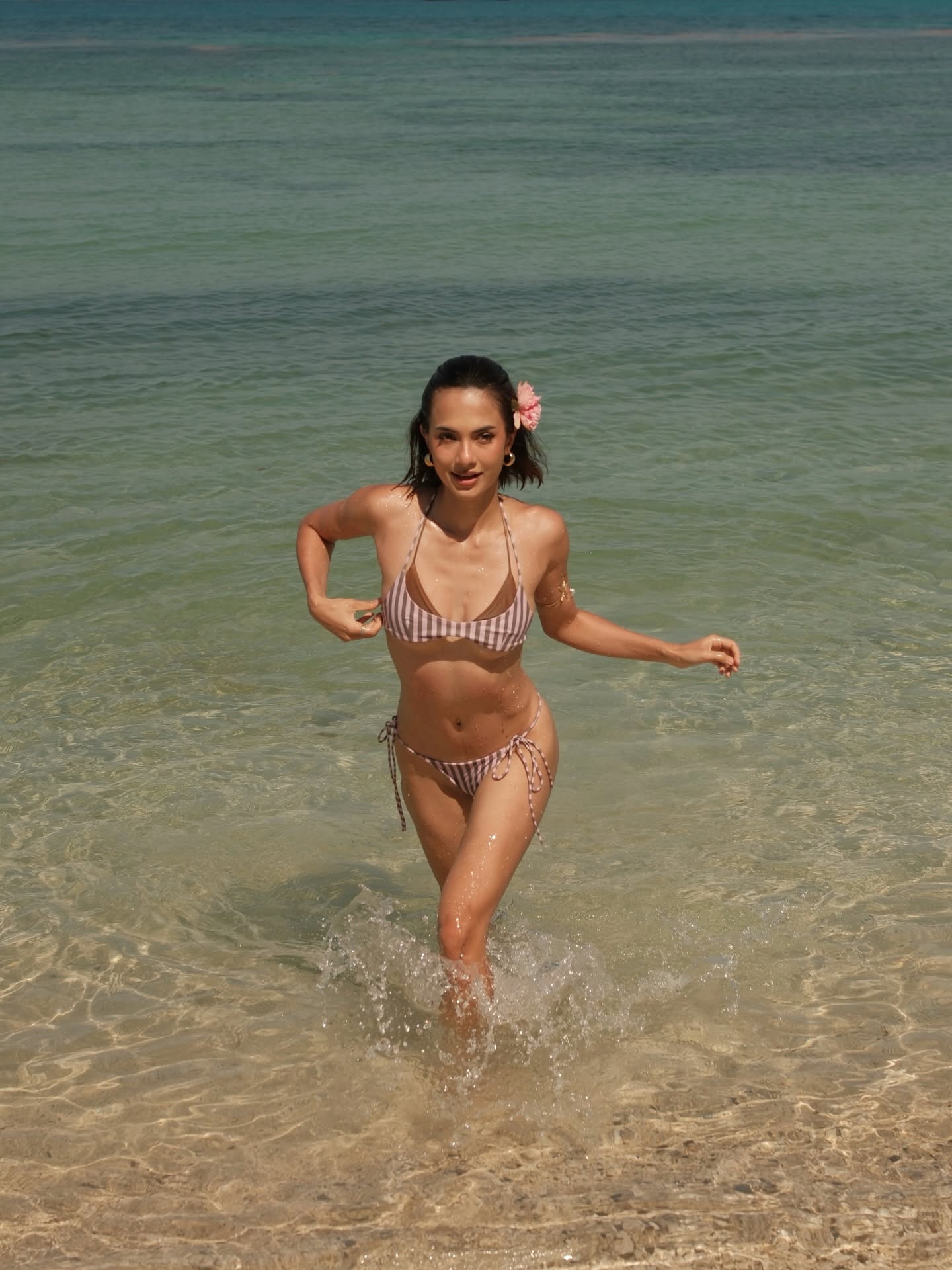 Cô không ngại diện bikini và những items có độ cắt xẻ táo bạo.