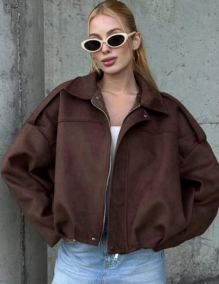 Mix thiết kế này với jeans xanh và áo thun trắng tạo nên set đồ năng động, phù hợp khi dạo phố.