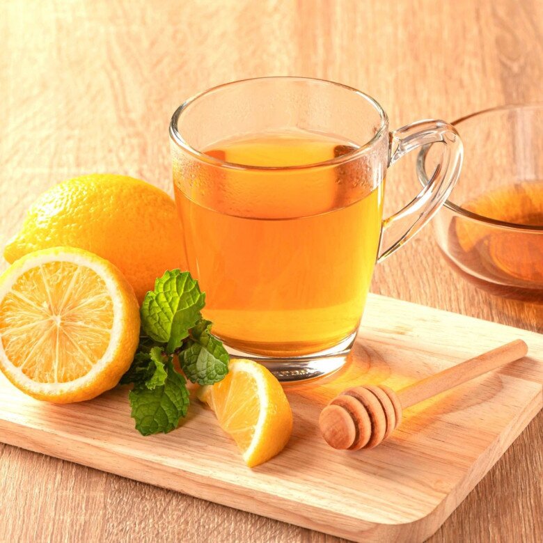 Nước chanh mật ong ấm dễ thực hiện, thích hợp dùng vào buổi sáng.