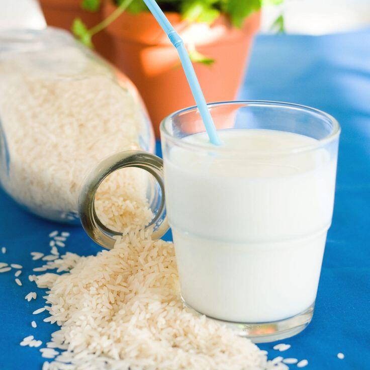 Nước gạo rang thơm bùi, có thể dùng nóng hoặc để nguội và uống trong ngày.