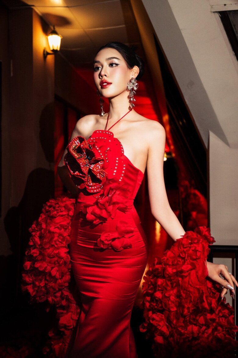 Trong một sự kiện gần đây, người đẹp trở thành tâm điểm thu hút ánh nhìn khi khoác lên mình chiếc đầm dạ hội đỏ rực rỡ. Thiết kế cúp ngực phối dây yếm mảnh không chỉ khoe khéo bờ vai thon mà còn tạo điểm nhấn nghệ thuật nhờ chi tiết hoa 3D.