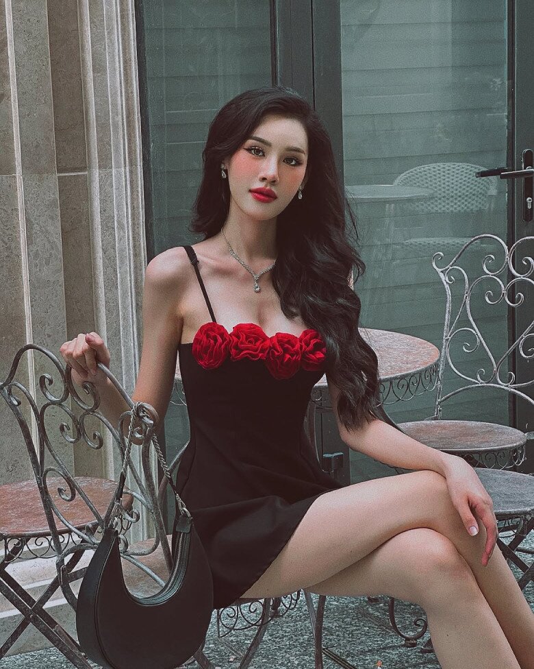 Cô cũng không ngại thử những thiết kế hai dây trễ vai, tạo khoảng hở ở phần ngực và tôn đường cong nữ tính.