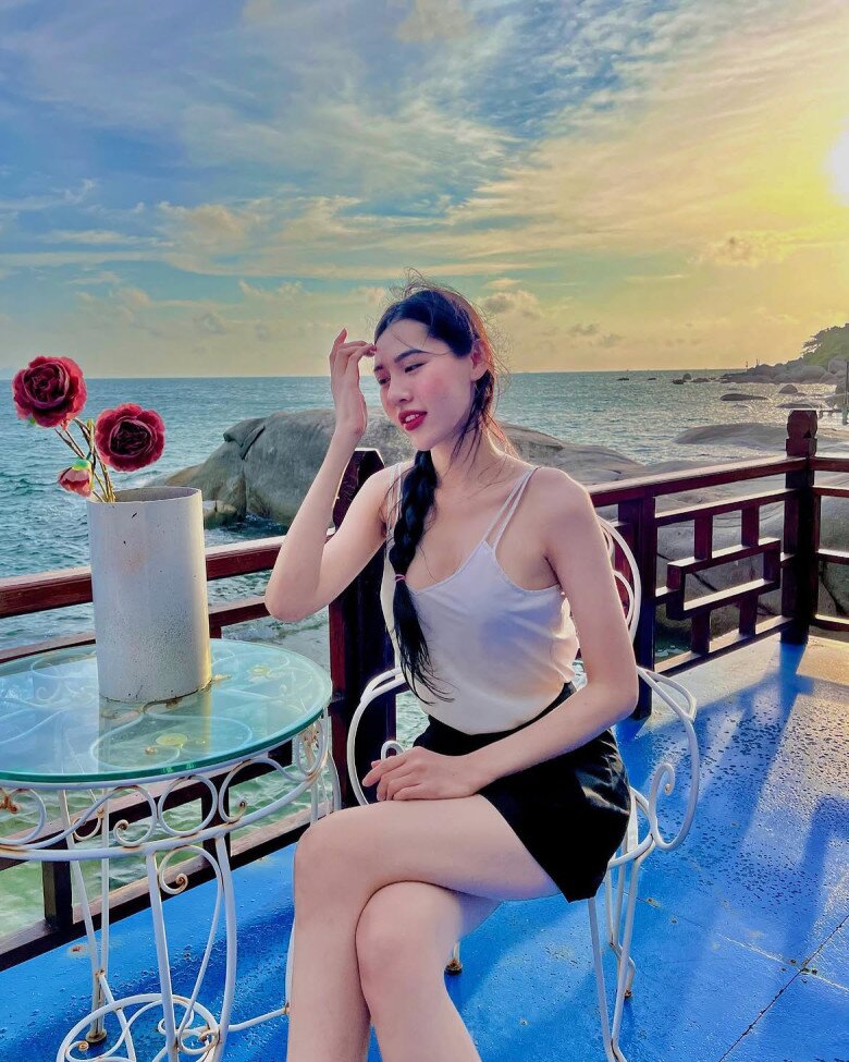 Trong ảnh, cô chọn áo hai dây tối màu kết hợp cùng quần short ngắn tương phản để làm nổi bật đôi chân dài.