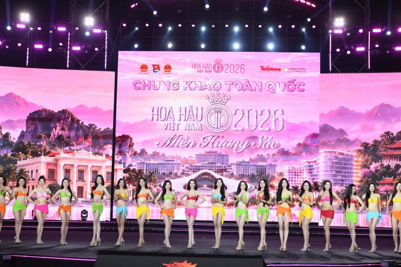 Top 53 thí sinh trình diễn áo tắm.