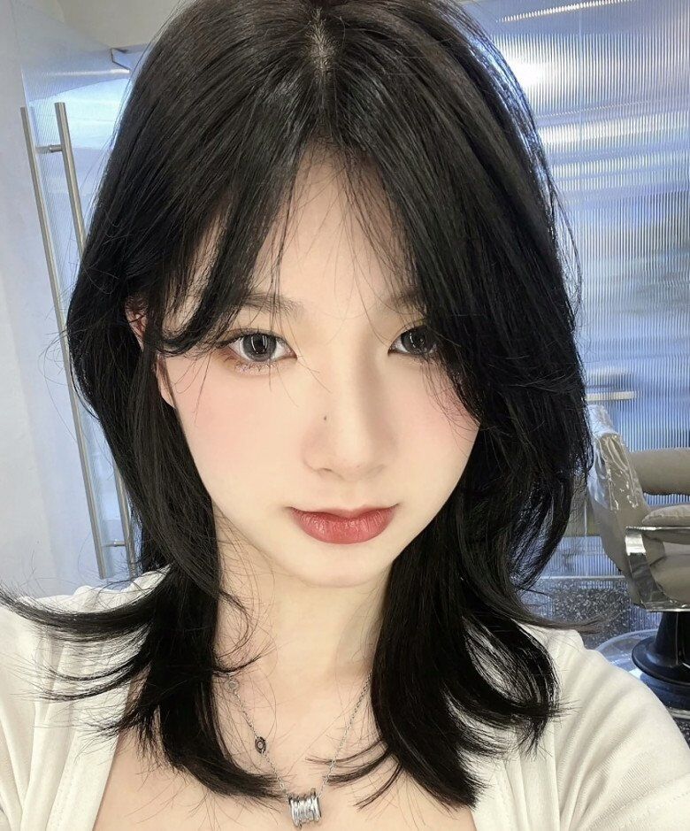 Tóc ngang vai chạm nhẹ xương quai anh khi kết hợp phần ngọn vểnh nhẹ tạo điểm nhấn trẻ trung, phù hợp với phong cách năng động.