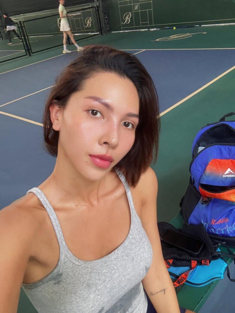 Cô duy trì thói quen tập luyện với nhiều bộ môn như gym, múa cột, cardio, yoga, pickleball và bơi lội, kết hợp các bài tập toàn thân để tăng độ dẻo dai và duy trì vóc dáng.