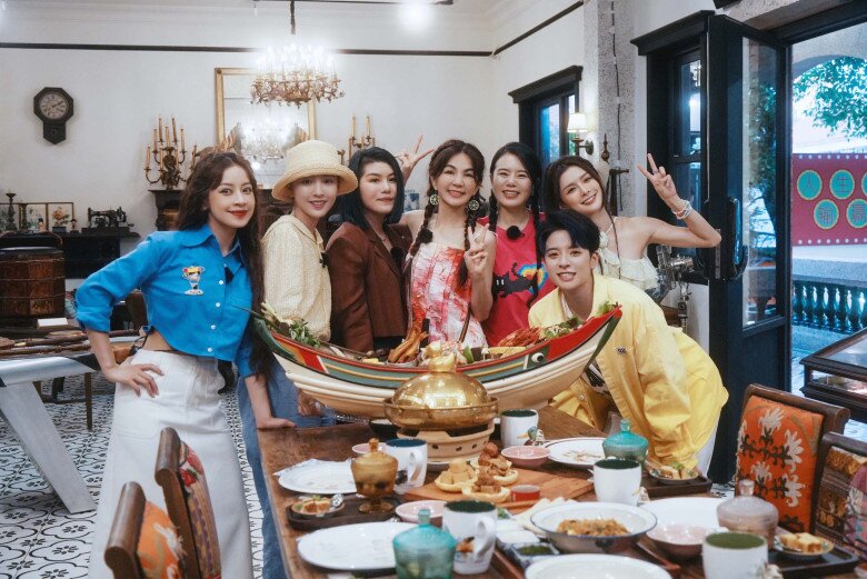 Trong lần tham gia show ẩm thực A Delicious Guess (tạm dịch: Hương vị Trung Hoa), Chi Pu cũng nhận được nhiều lời khen từ khán giả nhờ sự thân thiện, hoạt bát và những biểu cảm đáng yêu khi tương tác với các thành viên.