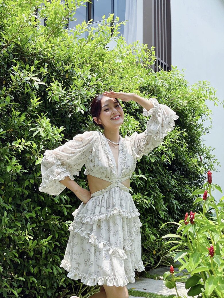 Sở hữu nhan sắc ngọt ngào cũng giúp nữ chính Vì mẹ anh phán chia tay tự tin diện những mẫu váy hoa nhí cắt xẻ.