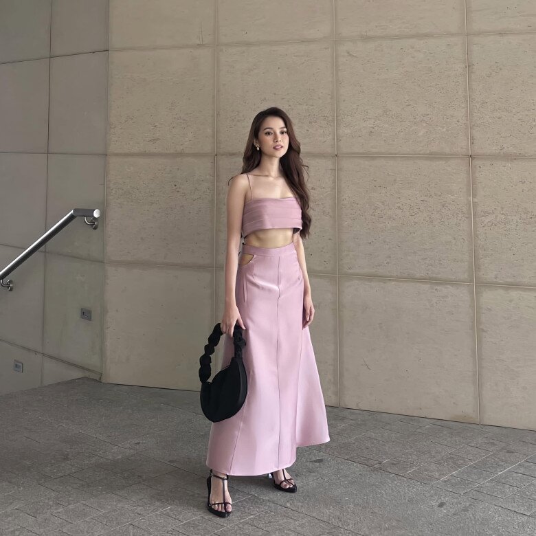 Điển hình là set đồ hồng pastel gồm áo croptop hai dây và chân váy cạp cao. Khoảng hở eo vừa phải cùng chi tiết cut-out bên hông giúp nâng tỷ lệ cơ thể, tạo hiệu ứng chân dài và tổng thể cao ráo hơn.