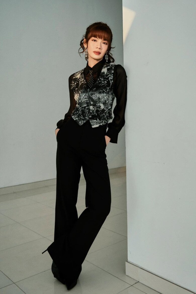Không bó mình trong hình ảnh bánh bèo, Luna Đào đôi khi chuyển sang phong cách menswear. Cô từng phối sơ mi đen xuyên thấu với cà vạt chấm bi, gile gấm họa tiết và quần tây ống rộng cạp cao.