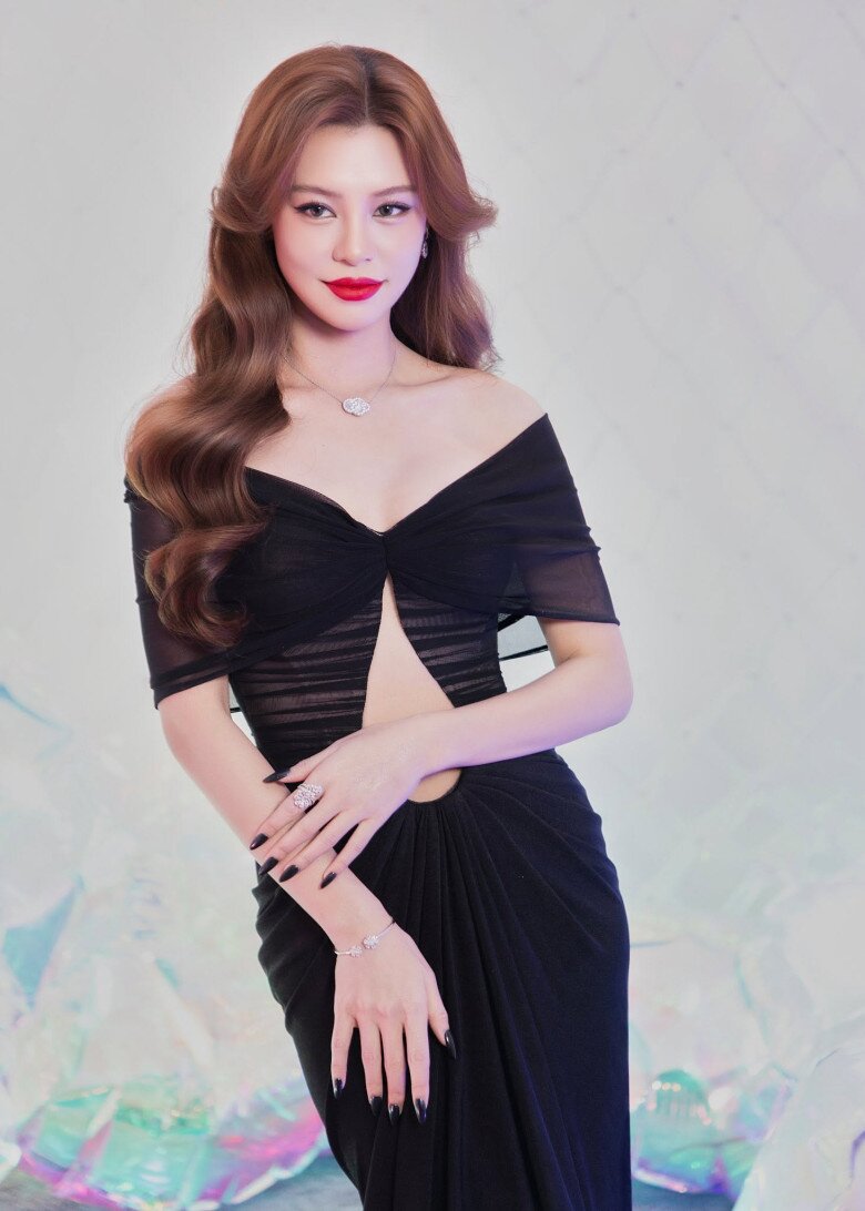 Nhan sắc ngày càng mặn mà giúp giọng ca Ngày chưa giông bão nhận được nhiều lời khen từ khán giả.