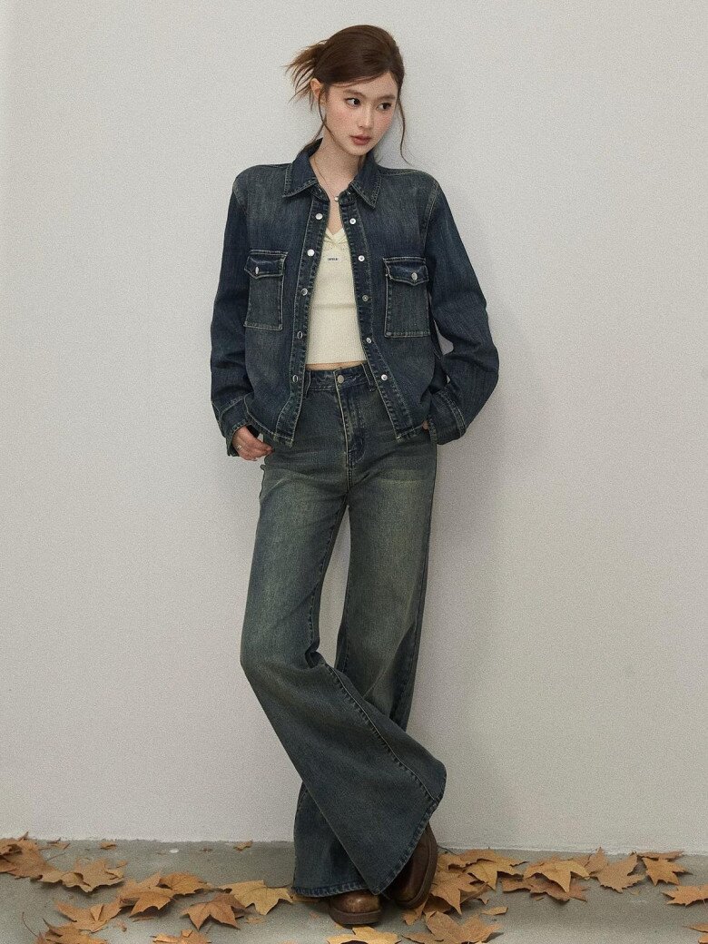Bộ denim gồm áo khoác và quần cùng chất liệu tạo vẻ ngoài khỏe khoắn, hiện đại cho phụ nữ U40. Để tổng thể hài hòa, nên ưu tiên phom dáng vừa vặn, kết hợp cùng áo trong sáng màu và giày tối giản.