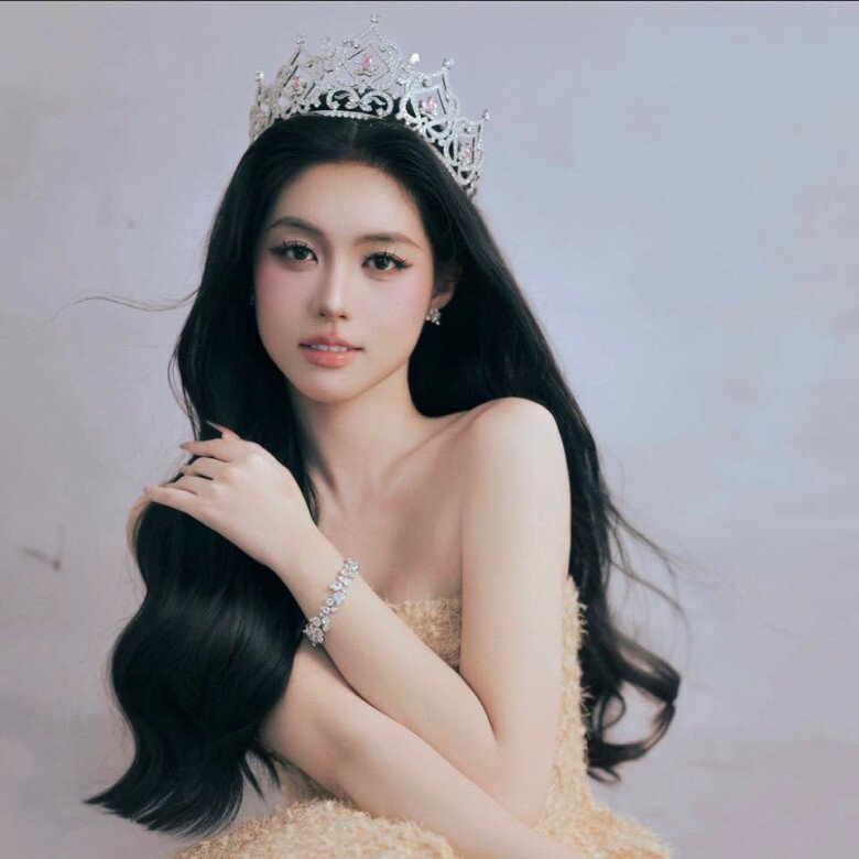 Á hậu Châu Anh đồng hành đồng hành cùng cuộc thi, truyền cảm hứng cho các thí sinh.