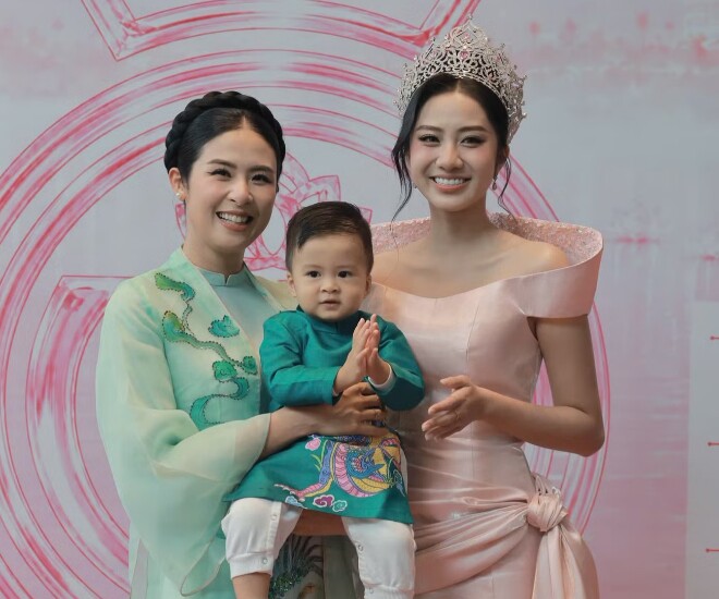 Hoa hậu Ngọc Hân bế con trai Pi đến thảm đỏ, Hoa hậu Hà Trúc Linh hào hứng hội ngộ đàn chị.