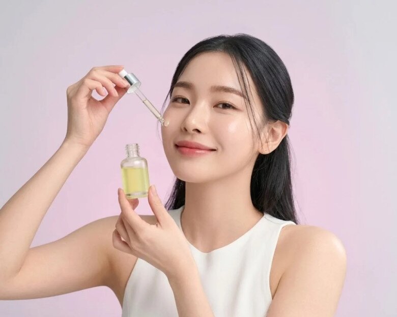 Serum chứa peptide được sử dụng trong chu trình chăm sóc da, hướng đến cải thiện các dấu hiệu lão hóa.