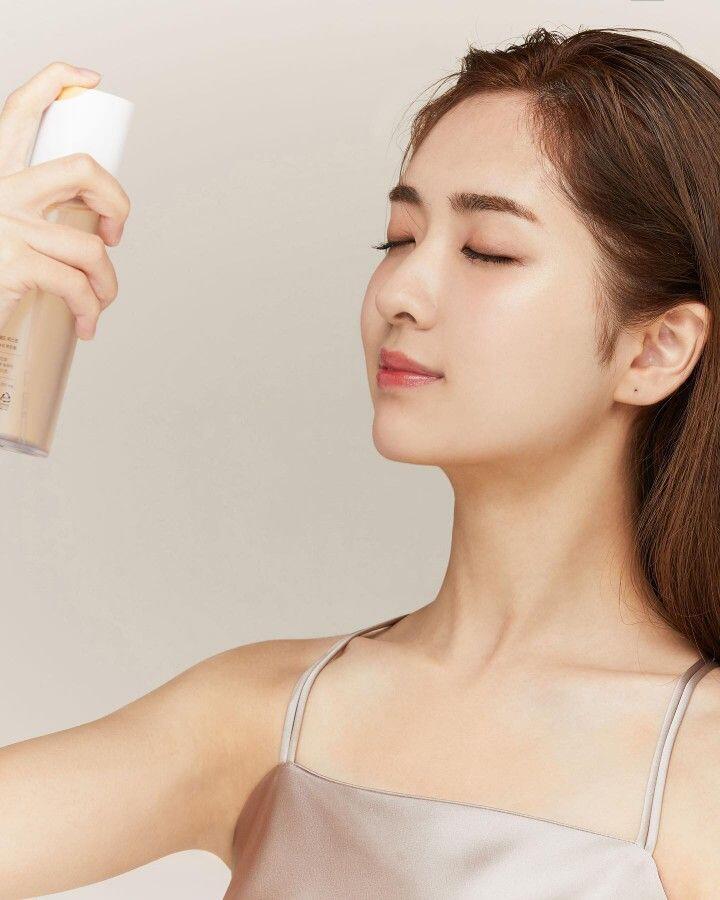 Xịt khóa nền được xem như lá chắn cuối cùng bảo vệ lớp trang điểm khỏi dầu thừa, mồ hôi và tác động môi trường.